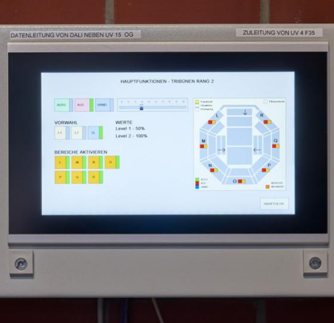Touchpanel der ScaleControl-Lichtsteuerung von NORKA Automation mit individuellem User Interface in der Unihalle Wuppertal